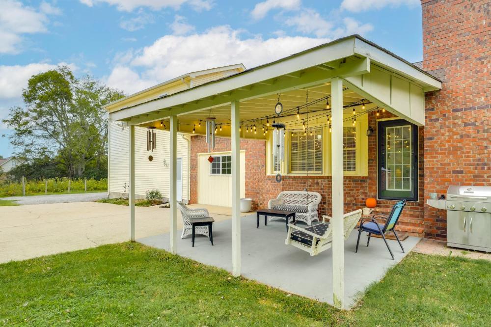 Large Yard and Basketball Hoop Murfreesboro Home!